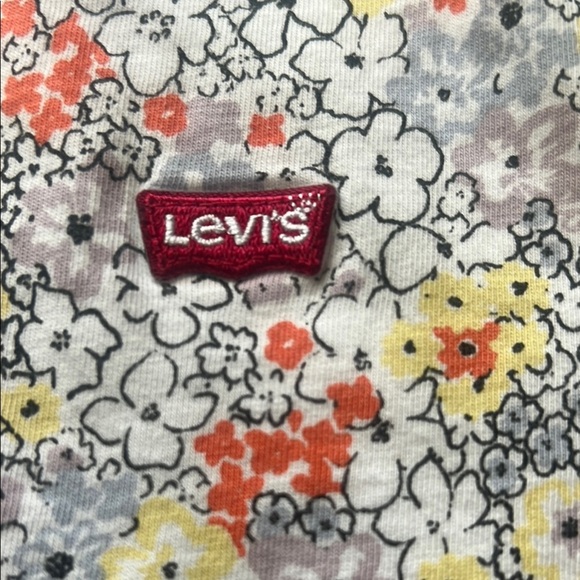Levi's Gray and Yellow Short Sleeve Tee with Subtle Branding - Picture 3 of 7